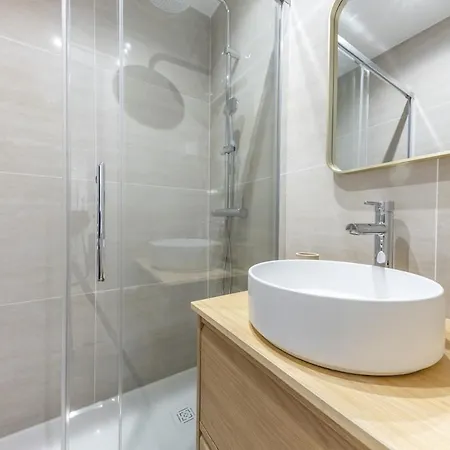 Stylish 4 Stars Near Montmartre & Metro Apartment